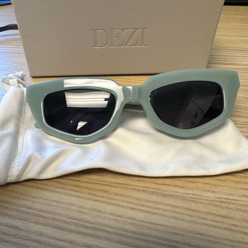 Dezi On Read Sunglasses